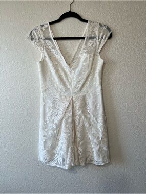 BCBGeneration NWT Size 6 Whisper White Lace Romper Sleeveless Romantic Lined